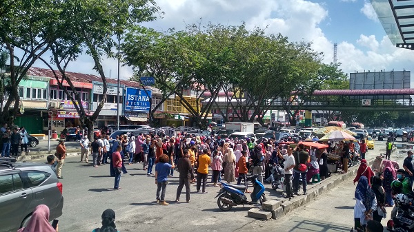 Pedagang STC Pekanbaru melakukan aksi di depan Gedung STC.